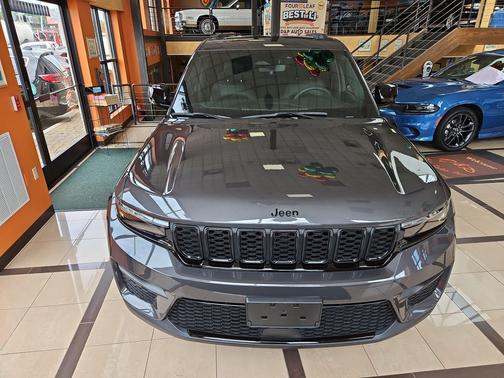 Baltic Gray Metallic Clearcoat 2023 Jeep Grand Cherokee Altitude