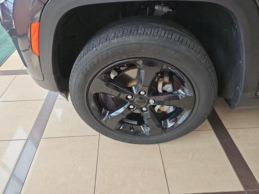 Baltic Gray Metallic Clearcoat 2023 Jeep Grand Cherokee Altitude