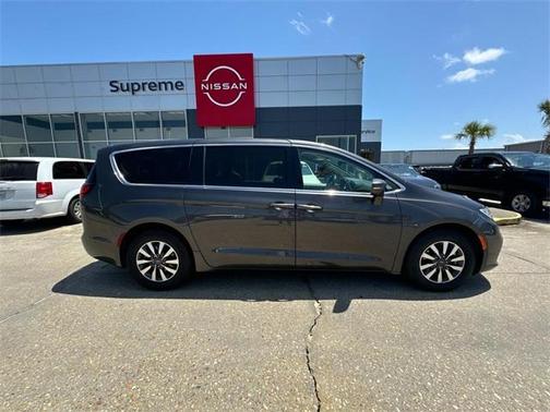 2022 Chrysler Pacifica Hybrid Touring L