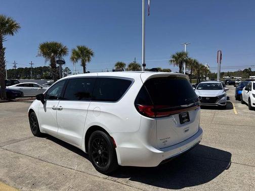 2024 Chrysler Pacifica Touring-L