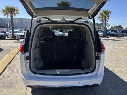 2024 Chrysler Pacifica Touring-L