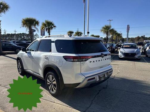 2025 Nissan Pathfinder SL