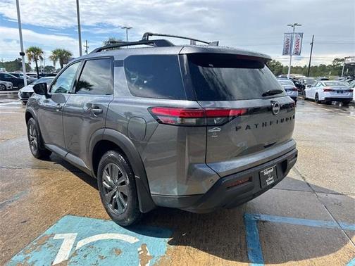 2025 Nissan Pathfinder SV