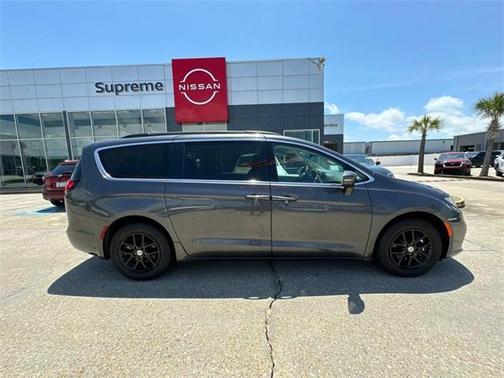 2022 Chrysler Pacifica Touring-L