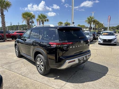 2025 Nissan Pathfinder SL