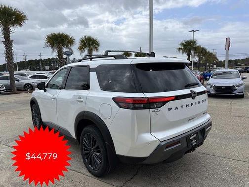 2026 Nissan Pathfinder SL