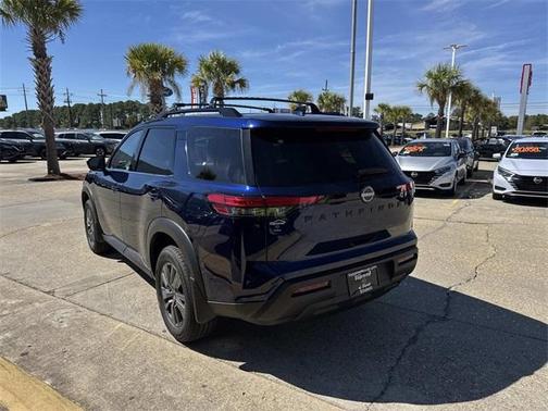 2025 Nissan Pathfinder SV