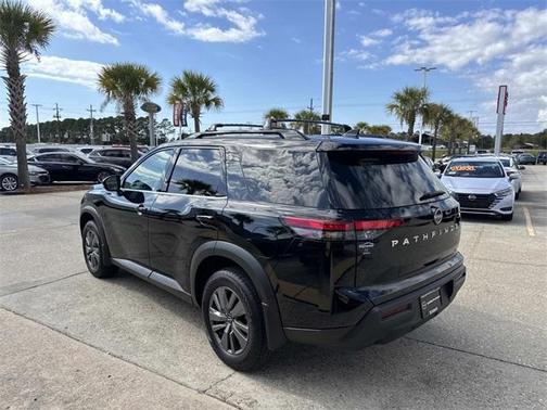 2024 Nissan Pathfinder SV