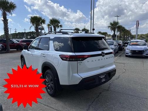 2025 Nissan Pathfinder SV