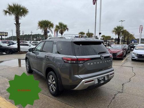 2025 Nissan Pathfinder SL