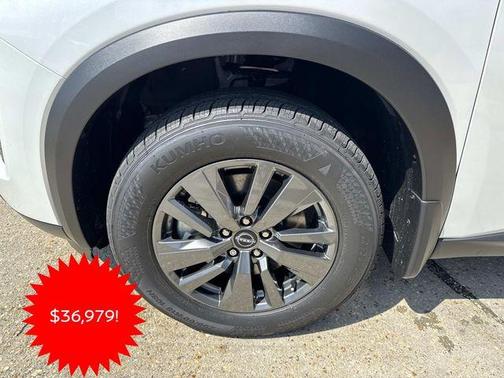 Everest White P 2026 Nissan Pathfinder SV