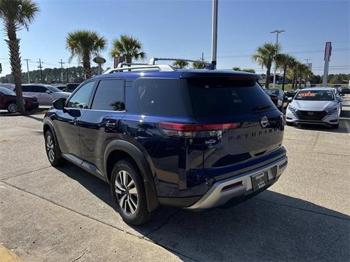 2025 Nissan Pathfinder SL