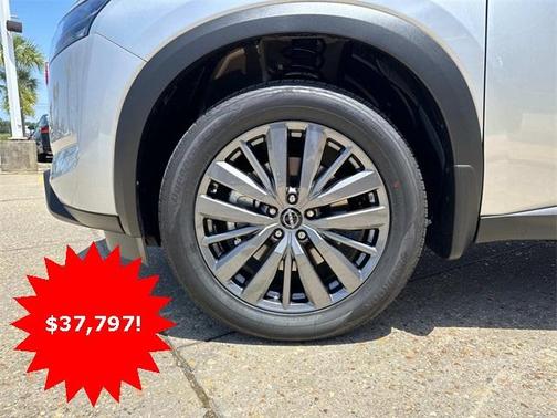 2025 Nissan Pathfinder SL