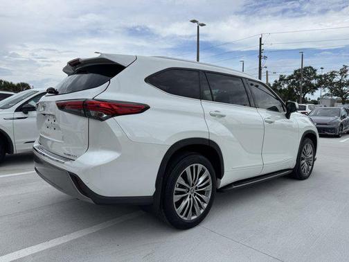 2022 Toyota Highlander Platinum