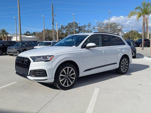 2023 Audi Q7 45 Premium Plus