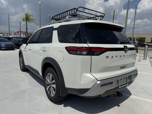 2024 Nissan Pathfinder SL FWD