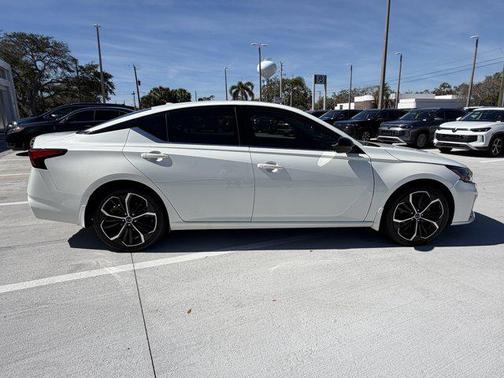 2023 Nissan Altima SR FWD