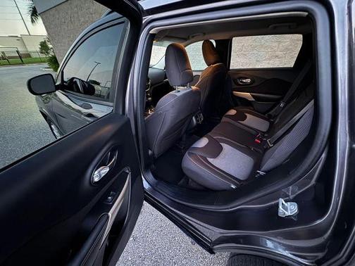 Gray 2018 Jeep Cherokee Latitude