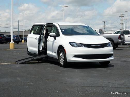 2022 Chrysler Voyager LX