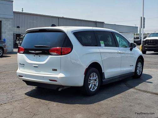 2022 Chrysler Voyager LX