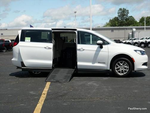 2022 Chrysler Voyager LX