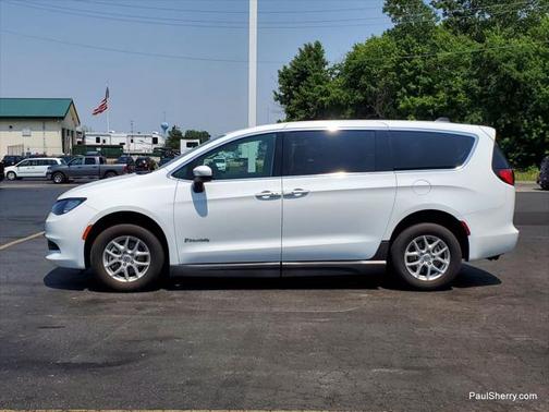 2022 Chrysler Voyager LX