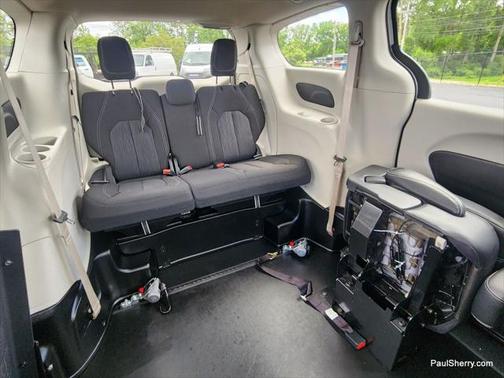 2022 Chrysler Voyager LX