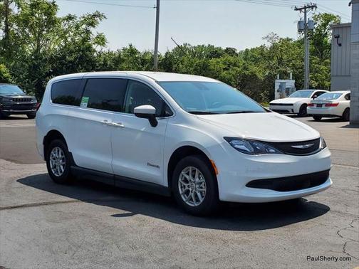 2022 Chrysler Voyager LX