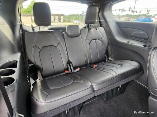 2025 Chrysler Voyager LX