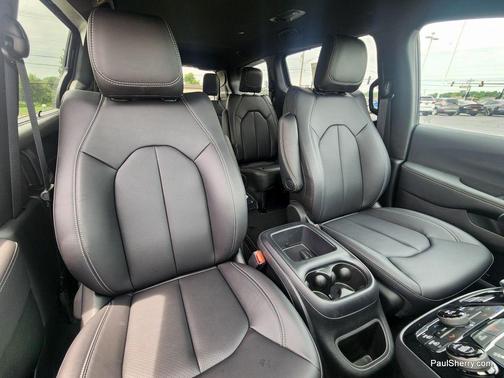 2025 Chrysler Voyager LX
