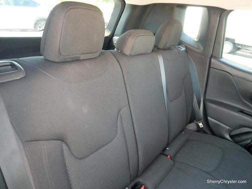 Photo 3 of 38 of 2019 Jeep Renegade Altitude