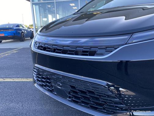Diamond Black Crystal Pearlcoat 2027 Chrysler Pacifica L