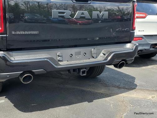 Diamond Black Crystal Pearlcoat 2026 RAM 1500 Laramie