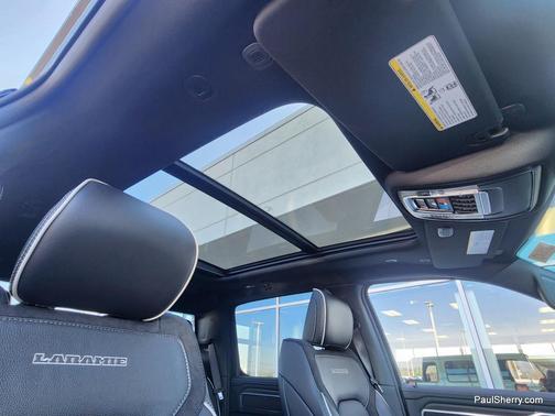 Diamond Black Crystal Pearlcoat 2026 RAM 1500 Laramie