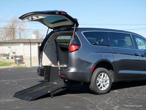 2022 Chrysler Voyager LX