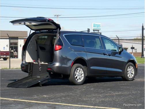 2022 Chrysler Voyager LX