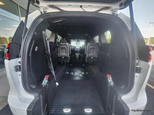 Bright White Clearcoat 2026 Chrysler Pacifica L