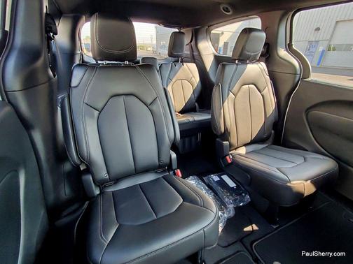 2025 Chrysler Voyager LX