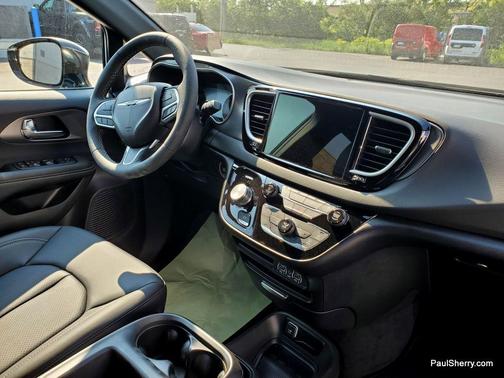 2025 Chrysler Voyager LX