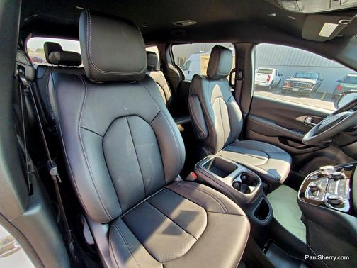 2025 Chrysler Voyager LX