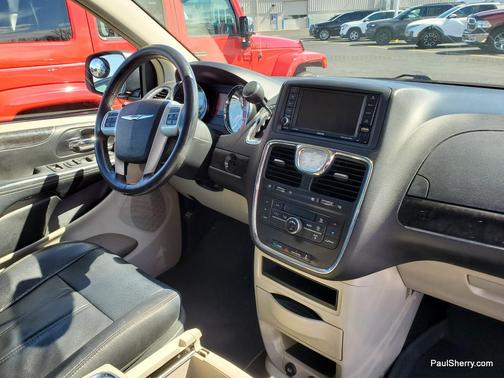 2016 Chrysler Town & Country Touring