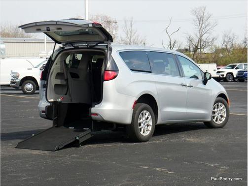2023 Chrysler Voyager LX