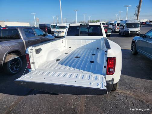 Bright White Clearcoat 2026 RAM 3500 Tradesman Crew Cab 4x4 8' Box
