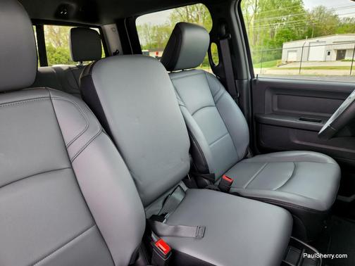 Bright White Clearcoat 2026 RAM 3500 Tradesman Crew Cab 4x4 8' Box