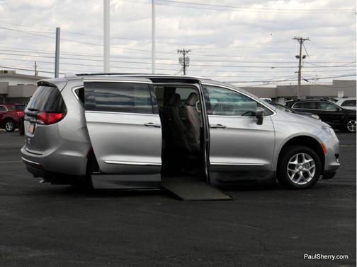 2017 Chrysler Pacifica Touring-L