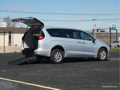 2022 Chrysler Voyager LX