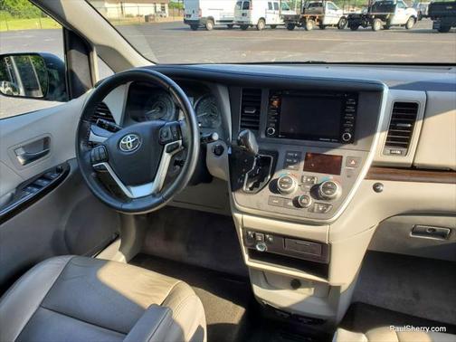 2020 Toyota Sienna XLE