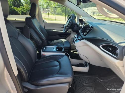 Silver Mist Clearcoat 2024 Chrysler Pacifica Touring L