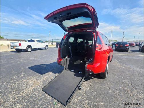 Red Hot Pearlcoat 2025 Chrysler Pacifica L