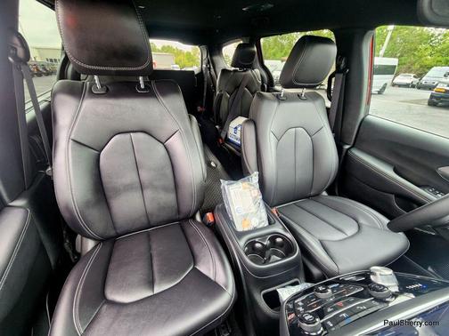 Red Hot Pearlcoat 2025 Chrysler Pacifica L